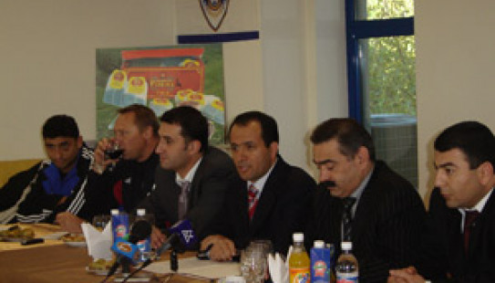 QARABAG VƏ NEFTÇİ KOMANDALARI BİRLİKDƏ MƏTBUAT KOMFRANSI KEÇİRDİLƏR.